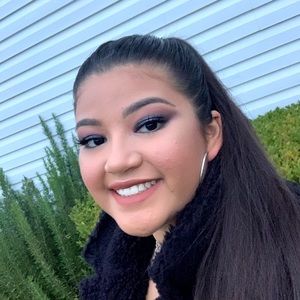 Meet your Posher, Camila